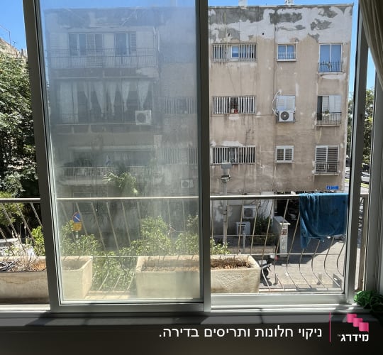 חלון מלוכלך עם סימני ניקוי חלקיים